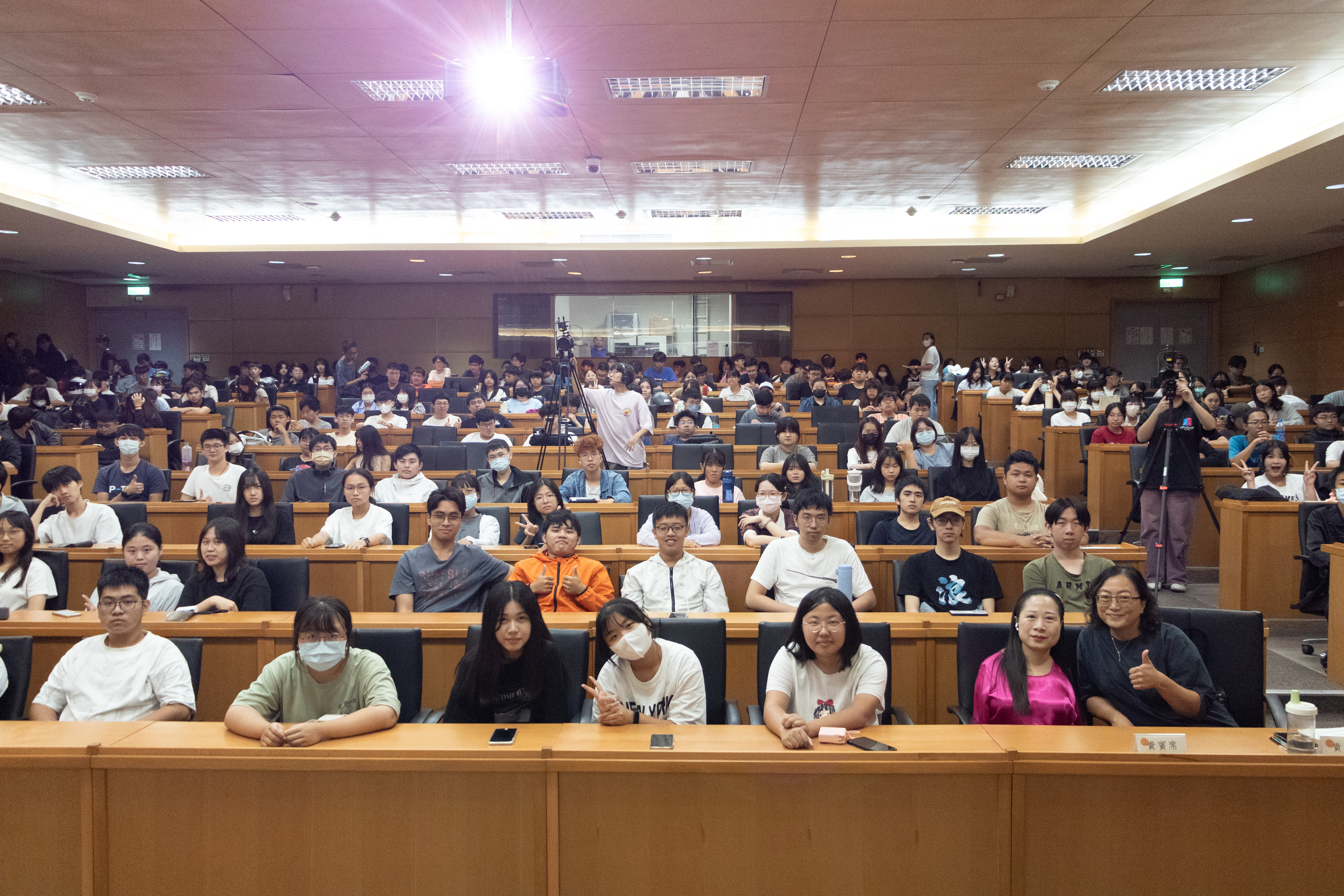 General Education Center Hosted a General Education Lecture, Inviting Mouth and Foot Painter Ms. Yang En-dian to Share Her Life Story
